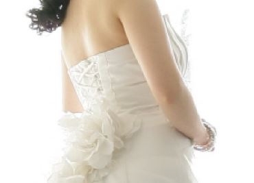 결혼 당일 신부들의 몸매를 돋보이게 만들어주는 '코르셋'은 상체를 고정시켜 척추가 제 기능을 다하지 못하게 한다. (사진=자생한방병원)