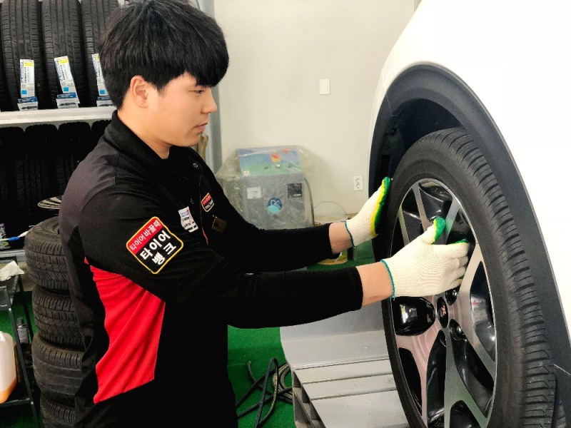 타이어를 점검하는 모습.(사진=타이어뱅크)