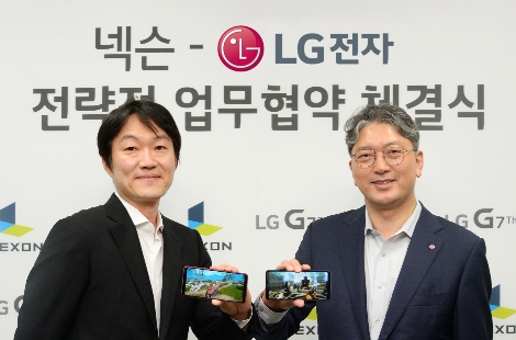 LG전자 한국모바일그룹장 이상규 부사장(오른쪽)과 넥슨 이정헌 대표(왼쪽)이 LG G7 ThinQ 로 카이저 게임을 소개하고 있다. (사진=LG전자)