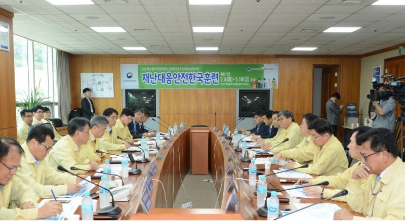 2018 재난대응 안전한국훈련 전경, 왼쪽 앞에서 네 번째 이인호 차관, 오른쪽 앞에서 네 번째 정승일 사장.(사진=한국가스공사)