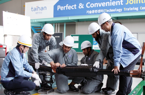 ▲대한전선 기술훈련센터 접속훈련장에서 실습중인 교육생(사진=대한전선 제공)