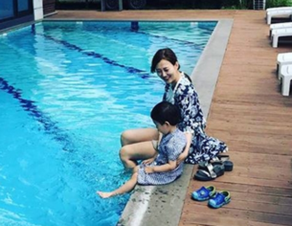 장윤정, '여리여리한 자태....첫째와 다정다감 여유 만끽'