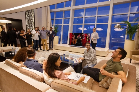 두바이에서 열린 2018년형 QLED TV 출시 행사 참석자들이 삼성 QLED TV 콘텐츠를 즐기고 있다. (사진=삼성전자)
