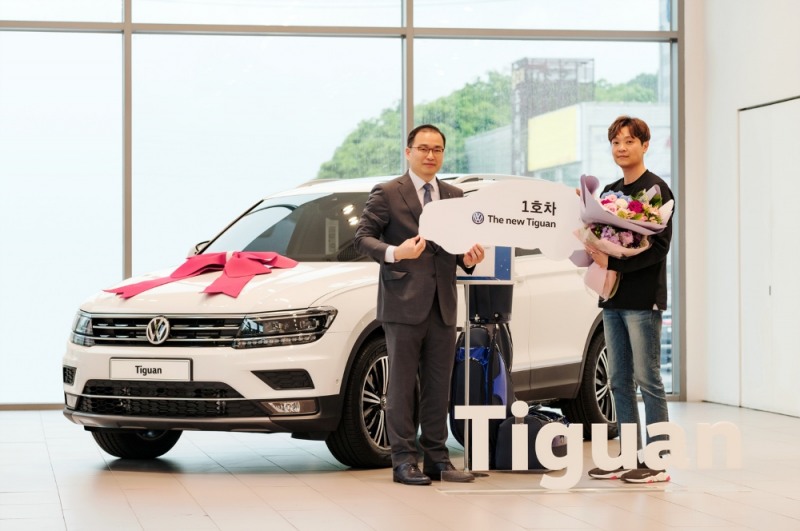 신형 티구안 1호차 인도식에서 박창우 상무(왼)와 조동윤씨(우)가 기념 촬영을 하고 있는 모습.(사진=폭스바겐코리아)