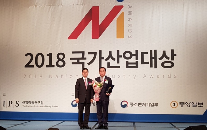 한국국토정보공사 김길근 일자리혁신부 팀장, 사장 직무대행 조만승 사업이사, 한길동 일자리혁신부장(왼쪽부터)이 17일 그랜드힐튼에서 열린 산업정책연구원이 수여하는 ‘2018 국가산업대상’에서 고용친화부문 대상을 수상했다. (사진=한국국토정보공사)