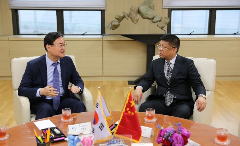 왼쪽 IPA 남봉현 사장, 오른쪽 중국 성원그룹 리커 부회장. (사진=인천항만공사)