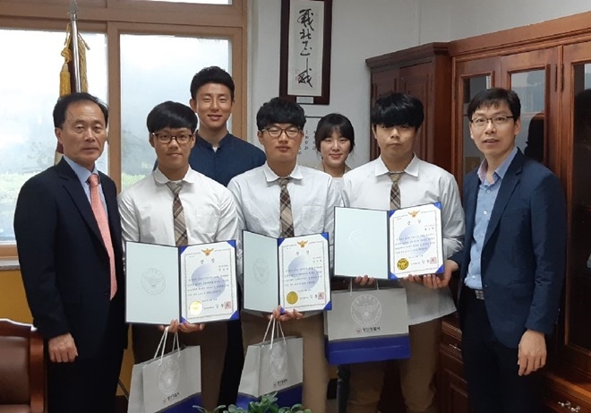 보호자를 잃어버린 장애어린이들을 지혜롭게 돕고 보살핀 경남양산고등학교 학생들이 상장을 내보이며 기념촬영을 하고 있다.(사진제공=경남도교육청)
