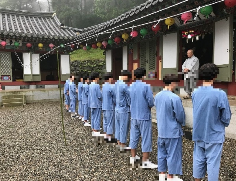 보호관찰 청소년들이 산사체험을 하고 있다.(사진제공=통영준법지원센터)