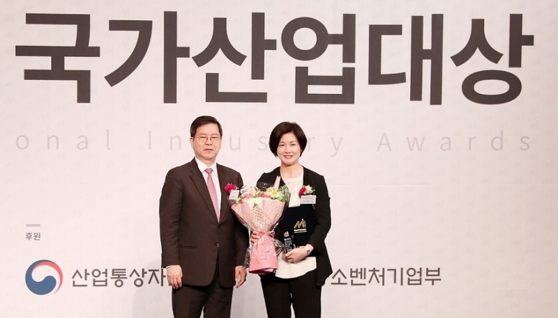 조주연 한국맥도날드 사장이 ‘2018 국가산업대상’ 시상식에서 수상을 하고 있다. 왼쪽은 김태현 산업정책연구원 이사장 (사진=맥도날드)