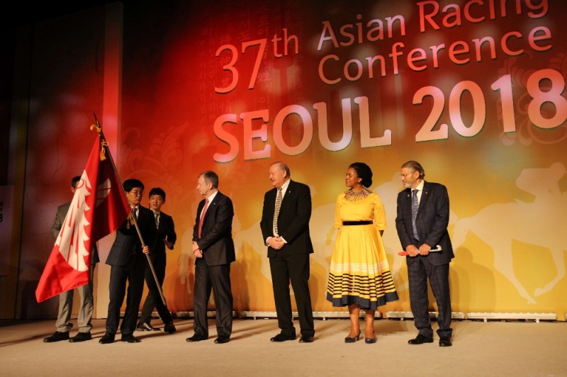 17일 아시아경마회의 폐회식 대회기 이양식 대회기를 넘겨주고 있는 김낙순 한국마사회장 오른쪽에서 세번째 다음 개최국 남아프리카공화국 NHA 캔트루터 회장 (사진=마사회)