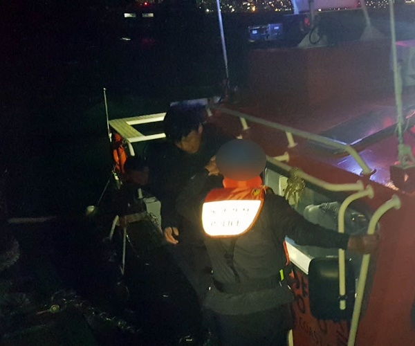 70대 선원을 이송하고 있다.(사진제공=부산해양경찰서)