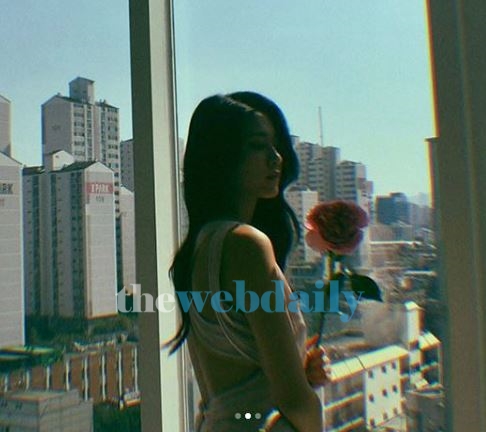 믿을 수 없는 옆라인...설현, 장미꽃 손에 든채 고혹美 발산