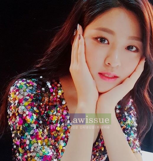 설현, 갖가지 잡음 속 무성한 뒷말...페미니스트로 쏠리는 눈눈눈