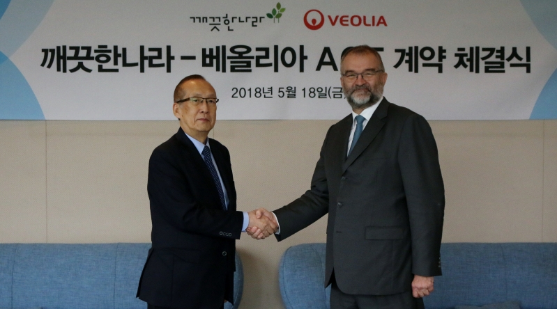 왼쪽부터 깨끗한나라 최병민 회장, 베올리아 코리아 마르셀 가보렐 대표이사. (사진=깨끗한나라)