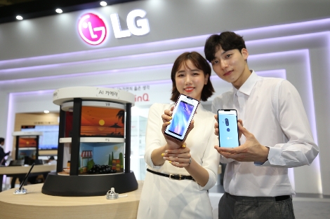 모델이 WIS 2018에 전시된 LG G7 ThinQ 를 소개하고 있다. (사진=LG전자)