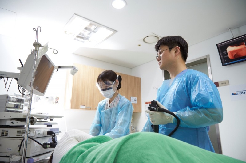 강남차병원 비만대사센터에서 내시경으로 풍선을 위 속에 삽입하는 엔드볼 시술을 진행하고 있다.(사진=강남차병원)