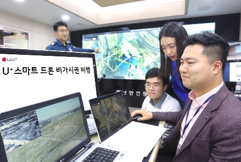 송파경찰서 생활안전계 범죄예방 진단팀 강동우 경위가 LG유플러스 클라우드 드론 관제시스템을 이용해 비가시권 비행을 시연하고 있는 모습. (사진=LG유플러스)