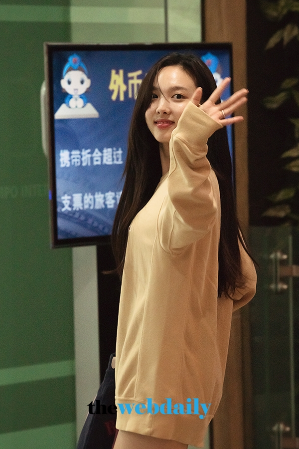 TWICE(트와이스) 나연, 김포국제공항 출국 현장