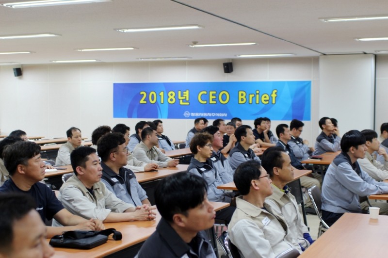 쌍용자동차 현장 오피니언 리더 260여명이 CEO 간담회에 참석해 이야기를 듣고 있다.(사진=쌍용자동차)