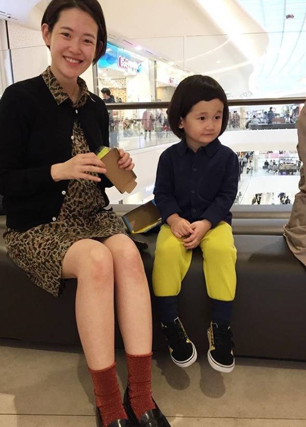 하시시박, '단발머리 단아하게 쓸어넘긴 채....부러질 듯 가느다람'