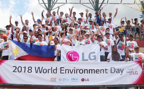 LG전자 필리핀법인 임직원들이 환경보호 활동 후 기념촬영을 하고 있다. (사진=LG전자)