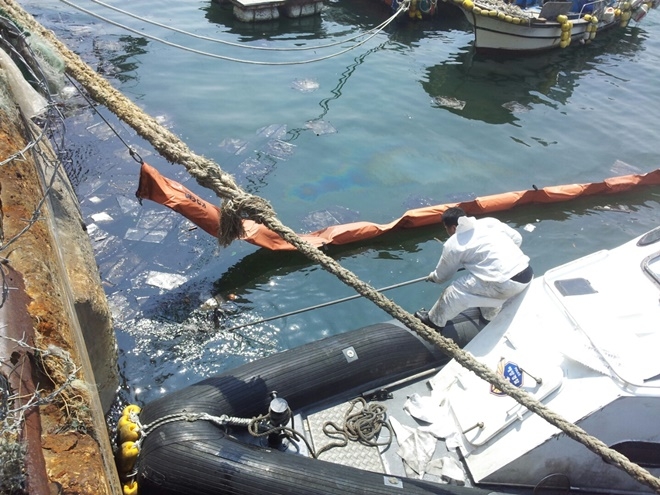 해양오염사고에 대해 정밀조사를 실시하고 있다.(사진제공=부산해양경찰서)