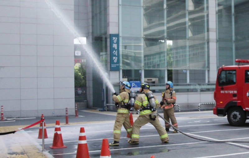 건국대병원은 24일 테러 및 소방종합훈련을 진행했다. 화재 신고로 출동한 소방관들이 4층 병동에 발생한 화재를 진입하고 있다. (사진=건대병원)