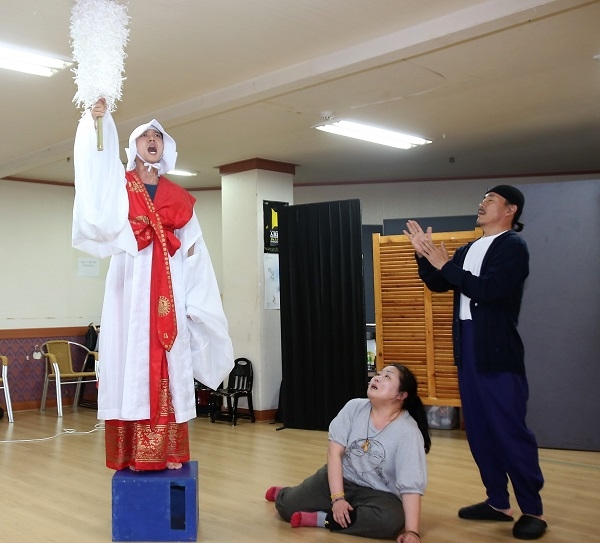 연극 동이의 출연자들이 성북구 연습실에서 열연을 펼치고 있다. (사진=극단 '영감' 제공)