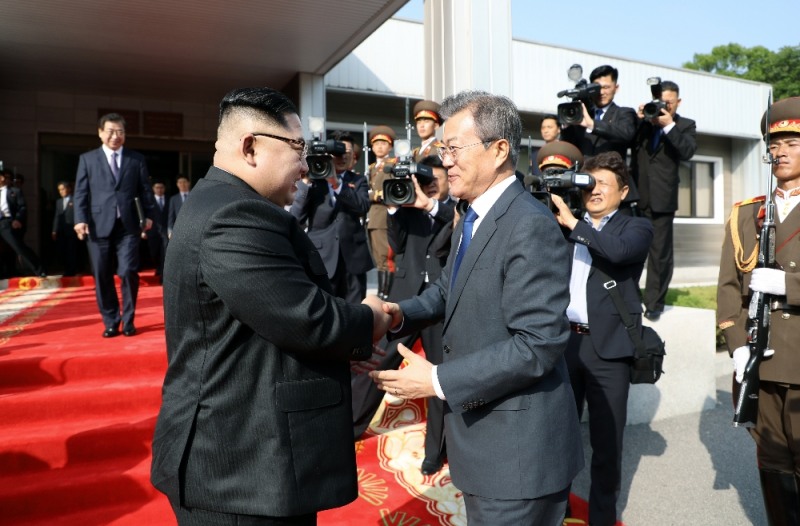 문재인 대통령이 김정은 국무위원장과 26일 오후 판문점 북측 통일각에서 제2차 남북정상회담을 마치고 악수하고 있다. 2018.05.27. (사진=청와대 제공)