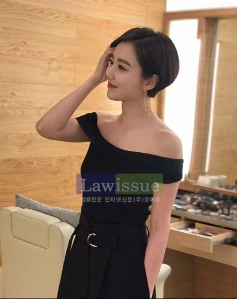 블랙 원피스 속 가녀린 쇄골라인...이소연, 앵두빛 입술 돋보여