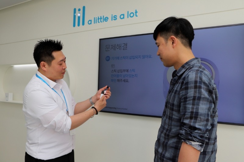 서비스센터 직원이 고객에게 기기 사용팁을 안내하는 모습. (사진= KT&G)