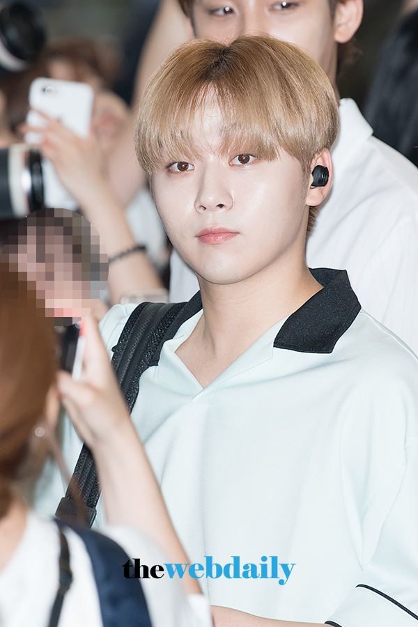 세븐틴(Seventeen) 승관, 김포국제공항 출국 현장