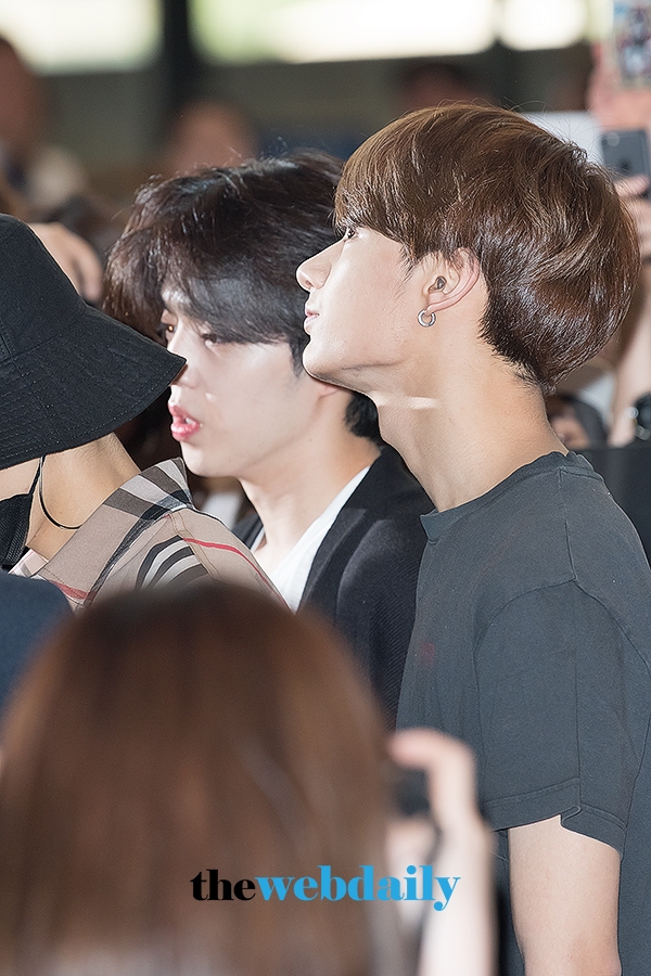 세븐틴(Seventeen) 준, 김포국제공항 출국 현장