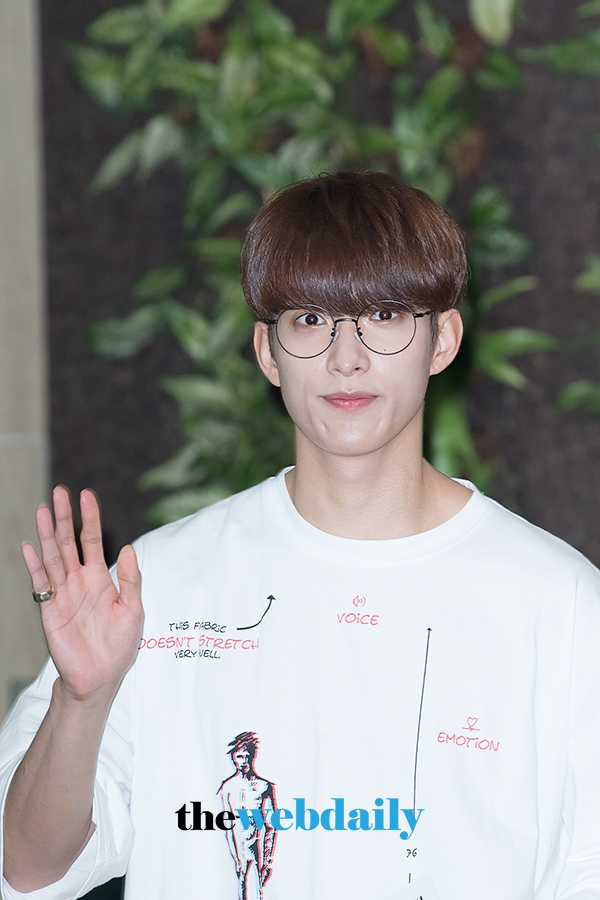 세븐틴(Seventeen) 도겸, 김포국제공항 출국 현장