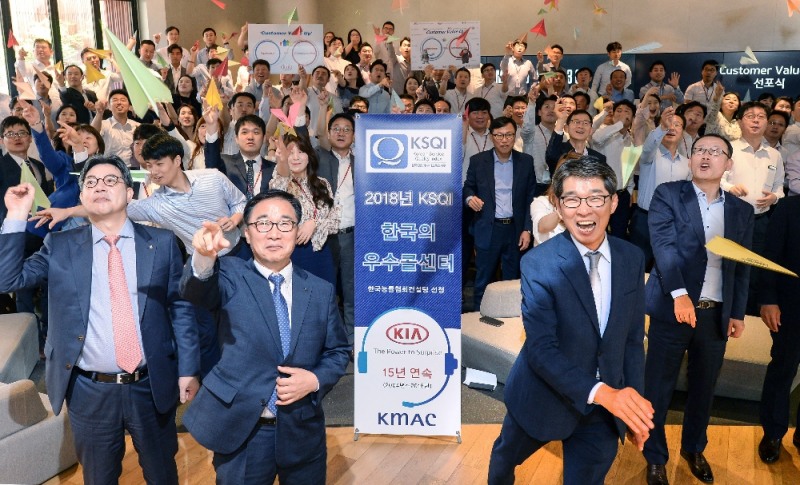 한국능률협회컨설팅 한수희 부사장(좌측)과 기아차 국내영업본부 권혁호 부사장(우측)을 비롯한 기아차 임직원들이 ‘커스터머 밸류 업(Customer Value Up)’ 선포식을 기념하고, 고객 가치 혁신의 결의를 다지기 위해 종이 비행기를 날리는 퍼포먼스를 진행했다.(사진=기아자동차)