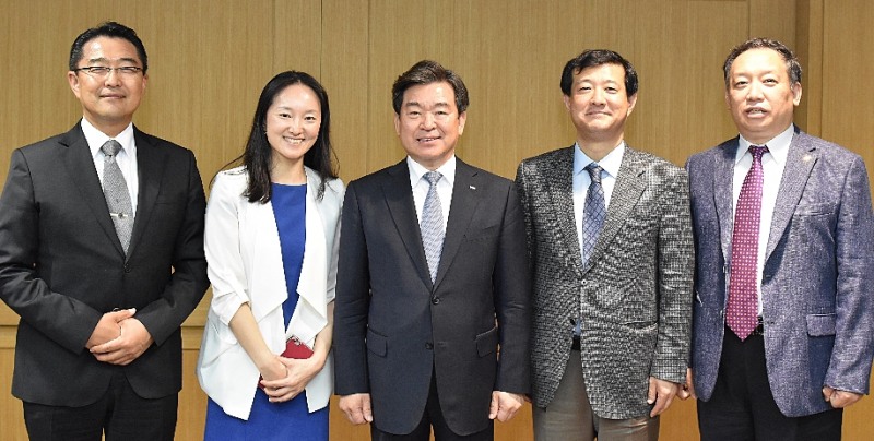 왼쪽부터, 김용호 공보이사, 김민정 이사, 김철수 협회장, 김욱-장재완 이사(사진=치협)