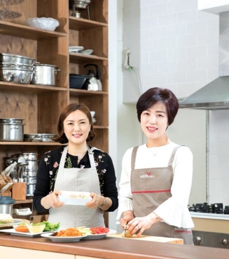 (사진=왼쪽부터, 한국건강관리협회 충북세종지부 홍보교육과 오은영 과장 & 강은경 푸드테라피스트)