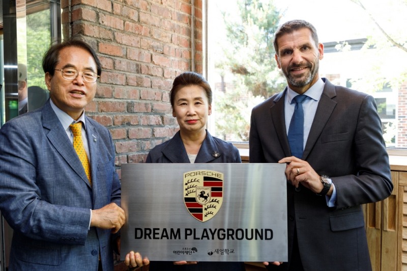 ‘포르쉐 드림 플레이그라운드’ 완공식 기념촬영.(사진=포르쉐코리아)