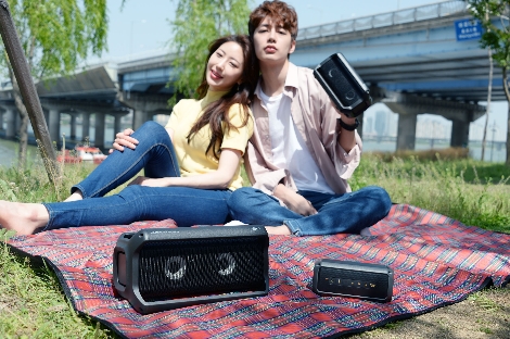 LG전자 모델들이 포터블 스피커 'LG 엑스붐 고'를 소개하고 있다. (사진=LG전자)