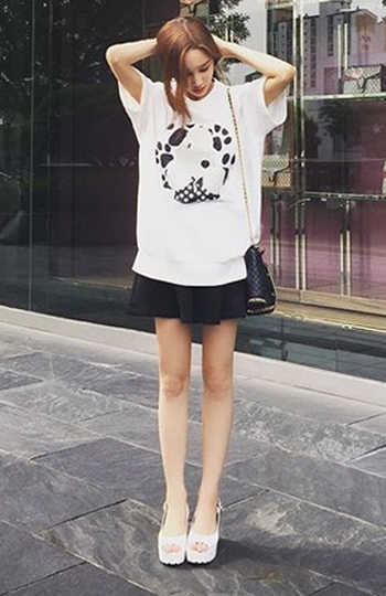 가늠할수 없는 11자 젓가락 라인....이사강, '날아갈듯 여리여리'