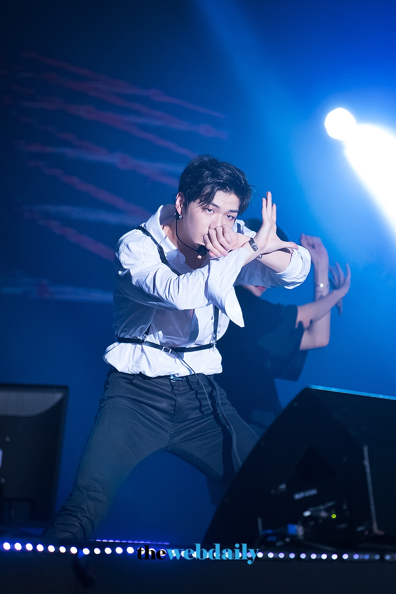 강다니엘, 손짓 하나만으로도 멋지네