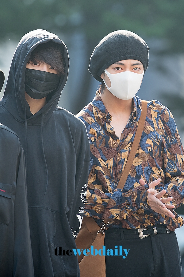 BTS(방탄소년단) 정국-뷔, KBS 2TV 음악방송 '뮤직뱅크' 출근길