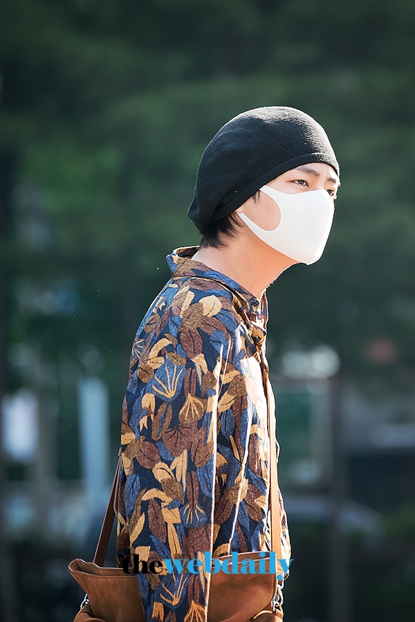 BTS(방탄소년단) 뷔, KBS 2TV 음악방송 '뮤직뱅크' 출근길
