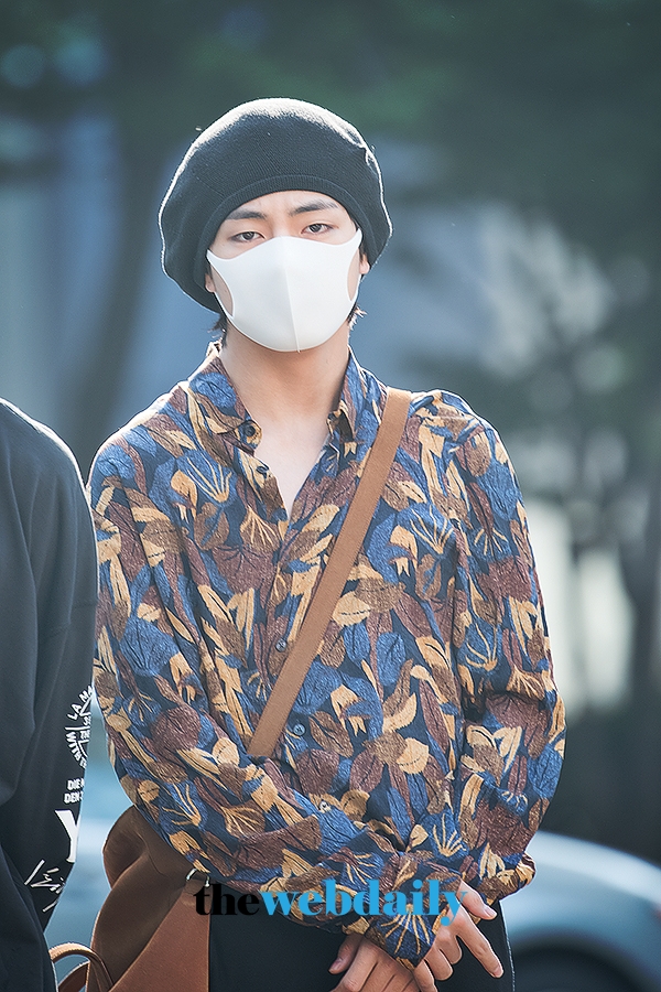 BTS(방탄소년단) 뷔, KBS 2TV 음악방송 '뮤직뱅크' 출근길