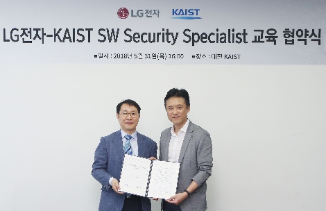 5월 31일 대전 KAIST에서 열린 협약식에서 이규은 LG전자 SW개발전략실장(왼쪽)과 김용대 KAIST 사이버보안연구센터장(오른쪽)이 협약서를 맞들고 있다. (사진=LG전자)