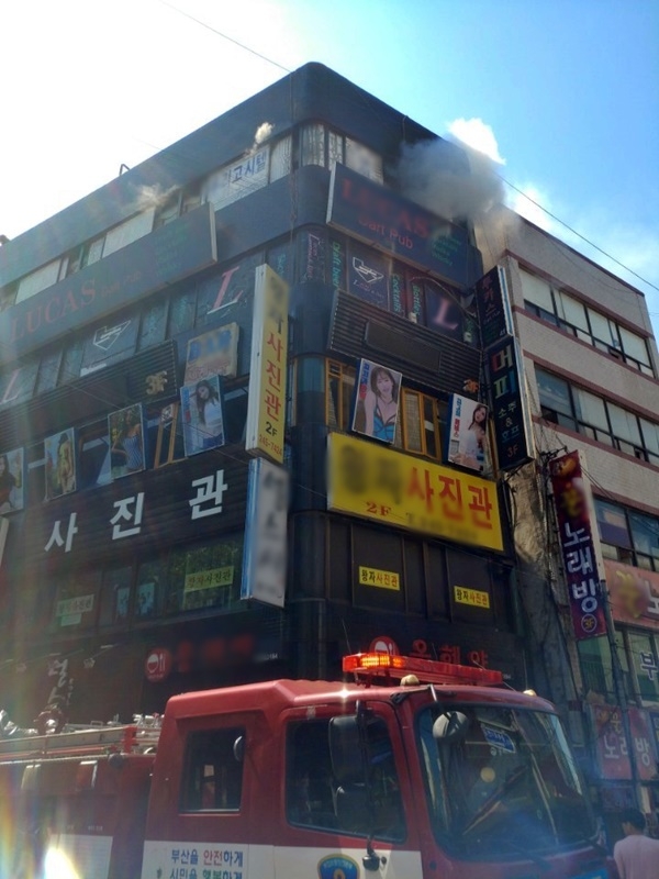 고시텔에 불이나 연기가 새어나오고 있다.(사진제공=부산지방경찰청)