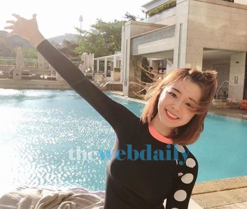 푸른 수영장에서 돋보이는 과즙美 뽐내...유보화, 환한 미소까지