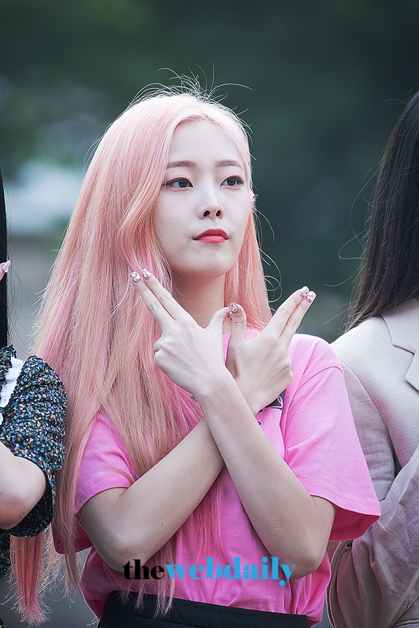 프리스틴V(PRISTIN V) 은우, KBS '뮤직뱅크' 출근길