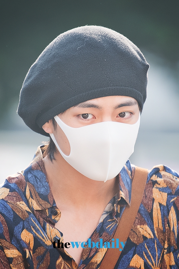 BTS(방탄소년단) 뷔, KBS '뮤직뱅크' 출근길