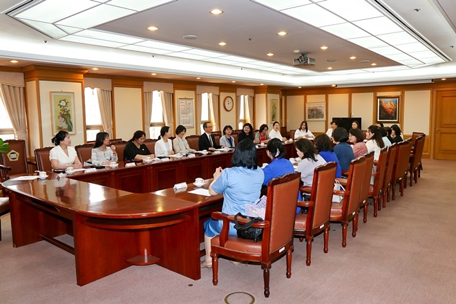 부산지법 소회의실에서 몽공여성판사협회와 간담회를 갖고 있다.